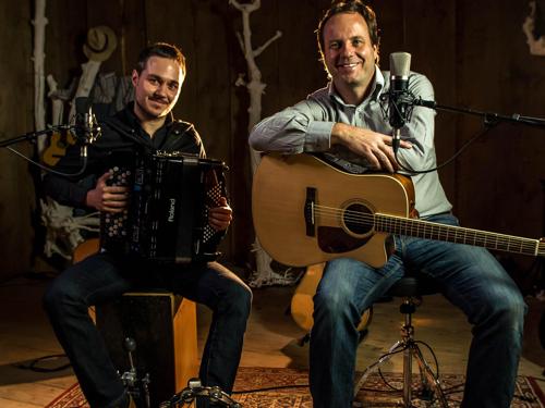 Saitenstechen die Hochzeitsband für eine kirchliche Trauung in Tirol